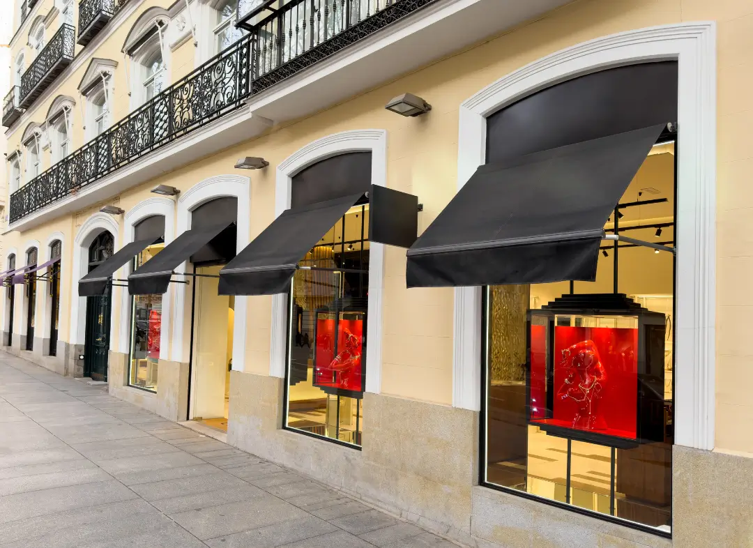 Façade vitrine de magasin en aluminium sur mesure à Saint-Omer